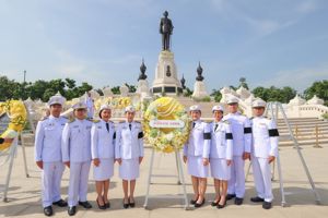 พิธีวางพวงมาลาถวายบังคมเนื่องในวันนวมินทรมหาราช 