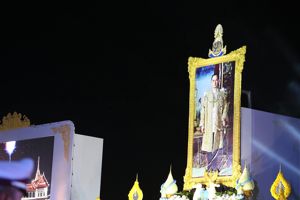 พิธีถวายบังคมและจุดเทียนน้อมรำลึกในพระมหากรุณาธิคุณ เนื่องในวันคล้ายวันสวรรคต พระบาทสมเด็จพระปรมินทรมหาภูมิพลอดุลยเดช บรมนาถบพิตร