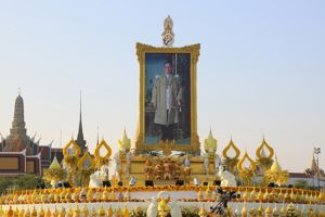 พิธีทำบุญตักบาตรและวางพานพุ่ม เนื่องในวันคล้ายวันเฉลิมพระชนมพรรษา พระบาทสมเด็จพระปรมินทรมหาภูมิพลอดุลยเดช บรมนาถบพิตร วันชาติ และวันพ่อแห่งชาติ 