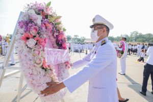 พิธีวางพวงมาลาและถวายบังคมหน้าพระบรมราชานุสาวรีย์ พระบาทสมเด็จพระจุลจอมเกล้าเจ้าอยู่หัว ณ ลานพระราชวังดุสิต