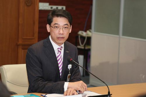 วันนี้ (9 ต.ค. 58) สำนักงาน กสทช. เปิดประชุมชี้แจงและให้คำปรึกษาในการกรอกแบบคำขอรับใบอนุญาตให้ใช้คลื่นความถี่ย่าน 900 MHz พร้อมตอบทุกคำถามเพื่อผู้เข้ารับคำขอเข้าใจ และกรอกเอกสารอย่างถูกต้อง
