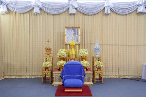 พิธีทำบุญตักบาตร เนื่องในวันคล้ายวันพระบรมราชสมภพ พระบาทสมเด็จพระบรมชนกาธิเบศร มหาภูมิพลอดุลยเดชมหาราช บรมนาถบพิตร วันชาติ และวันพ่อแห่งชาติ