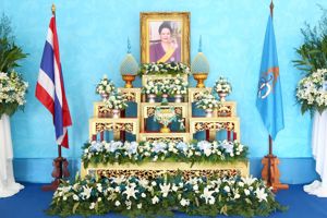  พิธีลงนามถวายพระพรสมเด็จพระนางเจ้าสิริกิติ์ พระบรมราชินีนาถ ในพระบาทสมเด็จพระปรมินทรมหาภูมิพลอดุลยเดช บรมนาถบพิตร เนื่องในโอกาสมหามงคลเฉลิมพระชนมพรรษา 